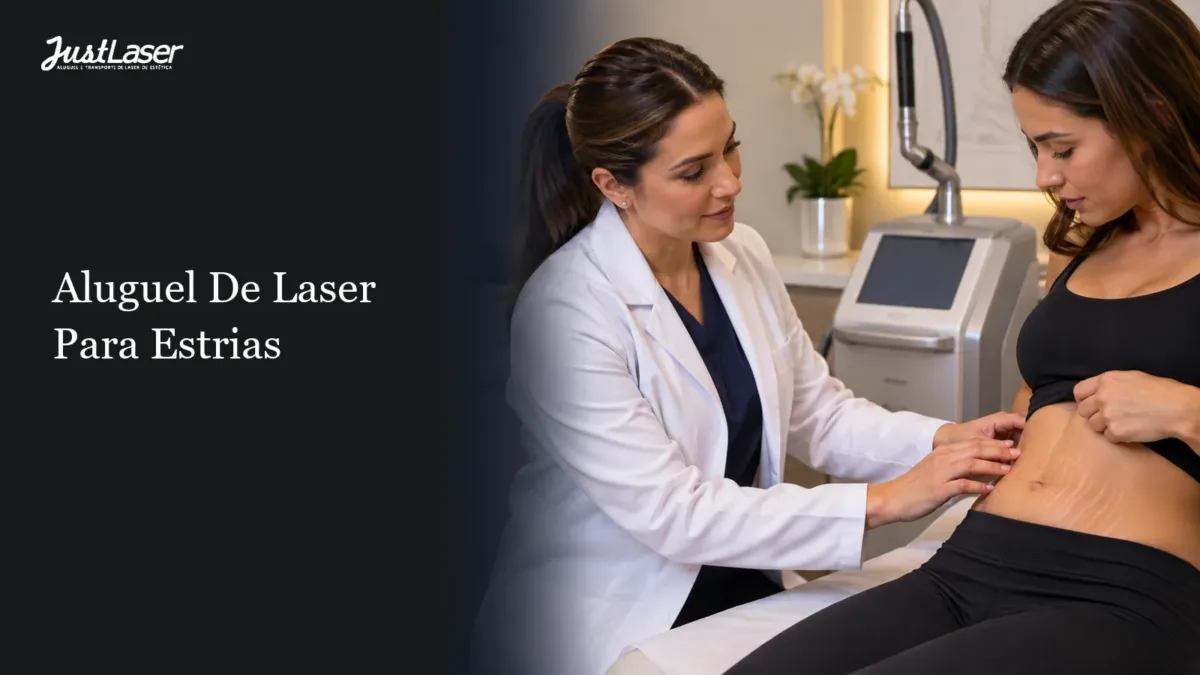 Profissional aplicando o equipamento no abdômen de uma paciente — aluguel de laser para estrias