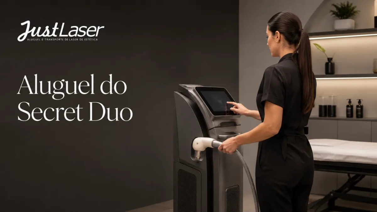 Profissional ajustando a tela do equipamento em sala de procedimento — aluguel do Secret Duo